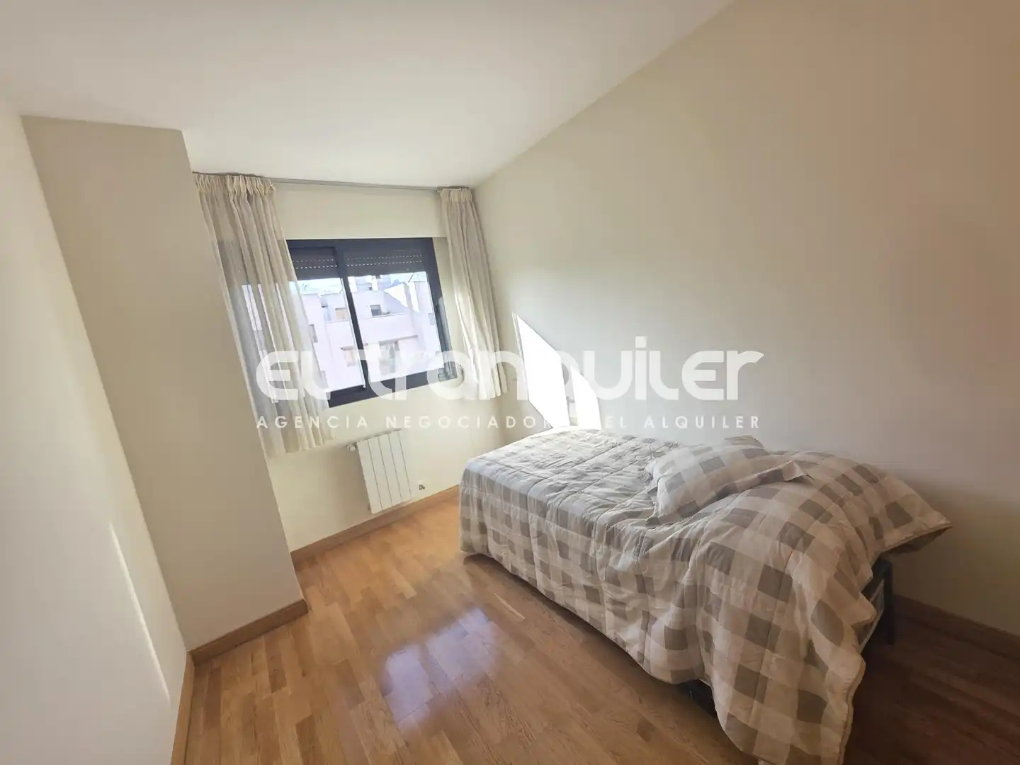 Bedroom of Flat for rent in Madrid  with Air Conditioner, Parquet flooring and Swimming Pool