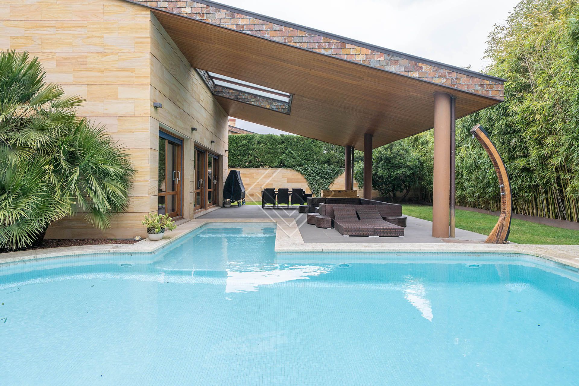 Swimming pool of House or chalet for sale in  Madrid Capital  with Air Conditioner, Private garden and Terrace