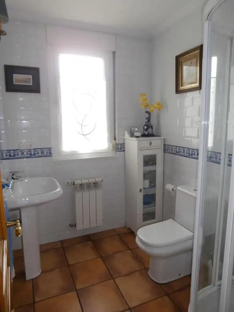 Bany de Casa o xalet en venda en Oviedo  amb Calefacció, Jardí privat i Terrassa