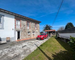 Vista exterior de Casa o xalet en venda en Pravia amb Calefacció, Jardí privat i Parquet