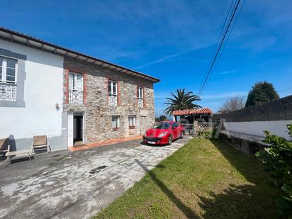 Vista exterior de Casa o xalet en venda en Pravia amb Calefacció, Jardí privat i Parquet
