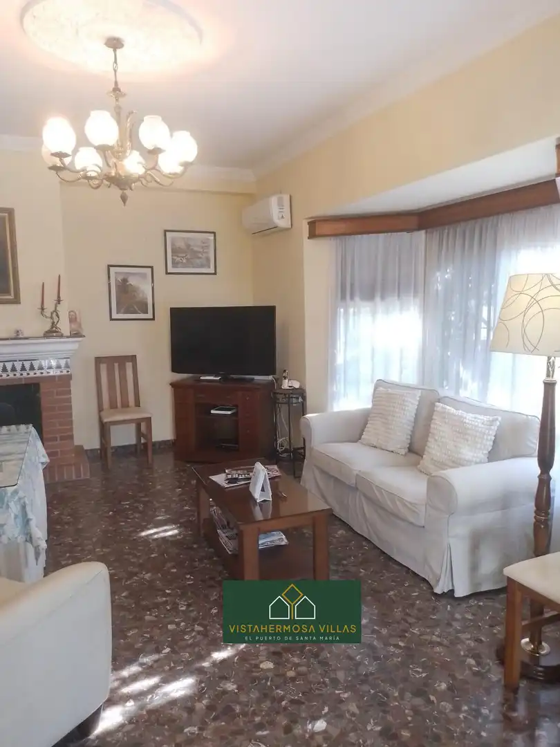 Sala d'estar de Casa adosada en venda en El Puerto de Santa María amb Jardí privat i Terrassa