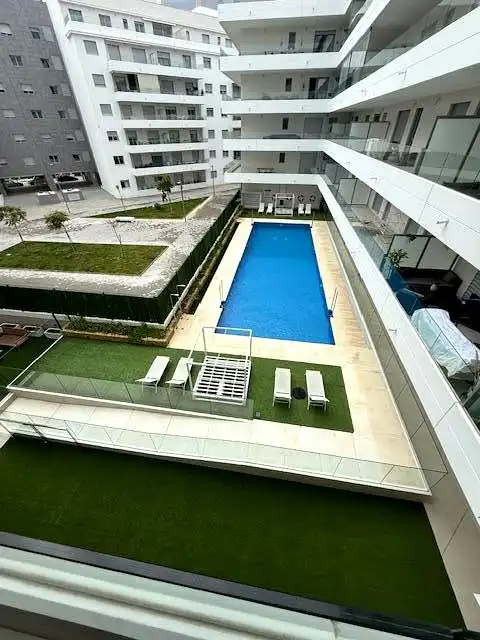 Piscina de Pis en venda en Marbella amb Aire condicionat, Terrassa i Moblat