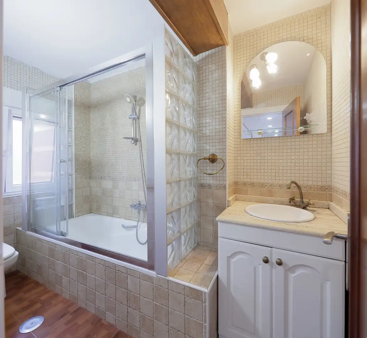 Badezimmer von Wohnung zum Verkauf in Gijón  mit Heizung und Abstellraum
