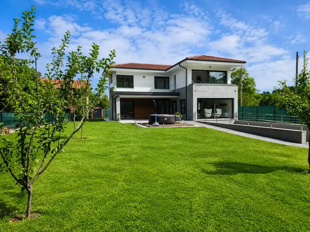 Vista exterior de Casa o xalet en venda en Llanes amb Calefacció, Jardí privat i Terrassa