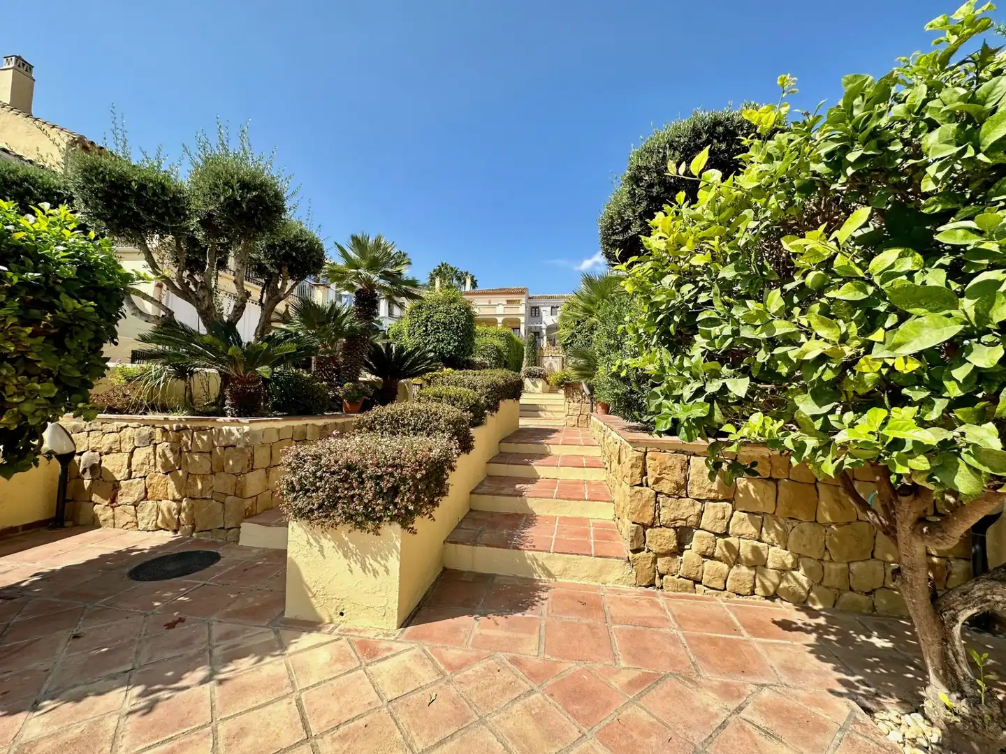 Garten von Einfamilien-Reihenhaus zum Verkauf in Marbella mit Klimaanlage, Privatgarten und Terrasse