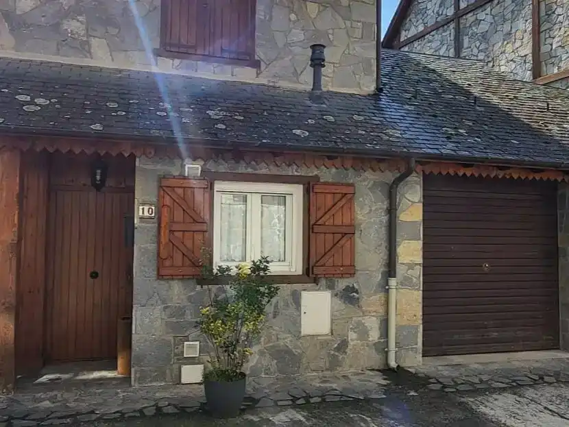 Vista exterior de Casa adosada en venda en Bossòst amb Balcó