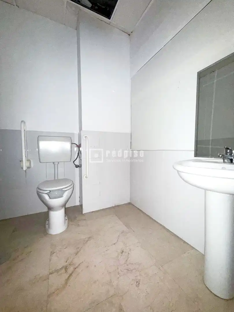 Bany de Local en venda en Fuenlabrada amb Aire condicionat