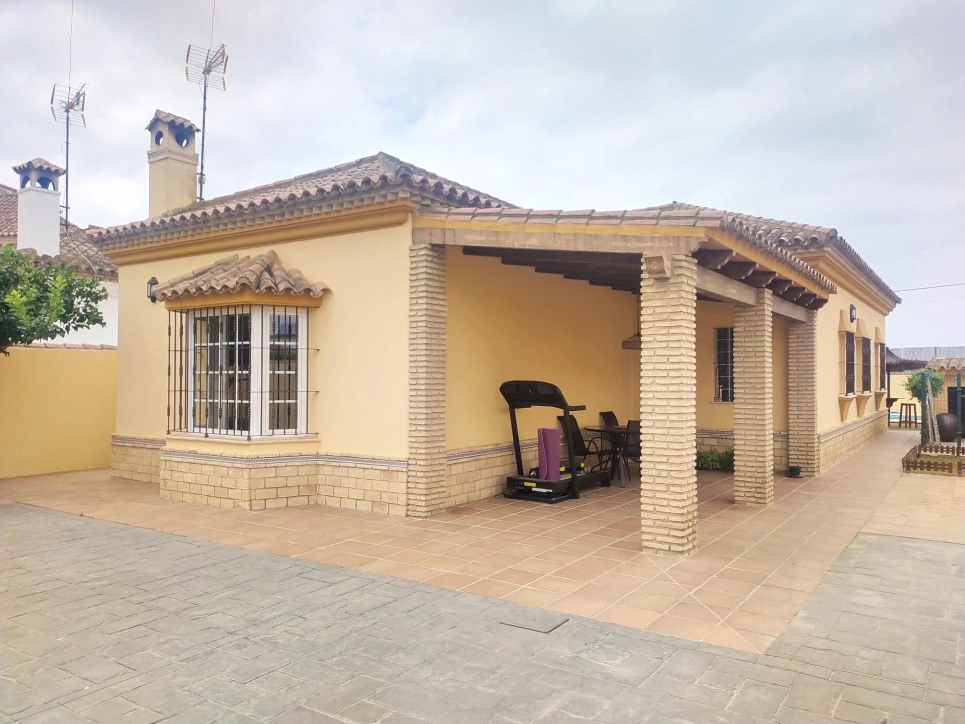 Vista exterior de Casa o xalet en venda en Chiclana de la Frontera amb Aire condicionat, Jardí privat i Traster