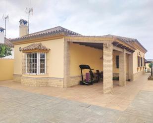 Vista exterior de Casa o xalet en venda en Chiclana de la Frontera amb Aire condicionat, Jardí privat i Traster