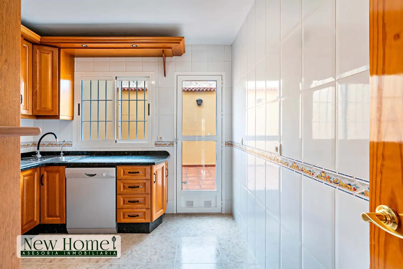 Cocina de Casa adosada en venta en Roquetas de Mar con Terraza, Amueblado y Piscina comunitaria