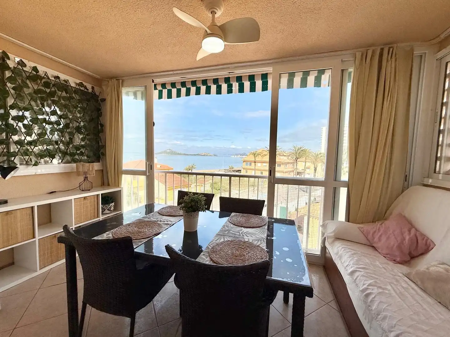 Comedor de Apartamento de alquiler en La Manga del Mar Menor con Aire acondicionado, Calefacción y Piscina
