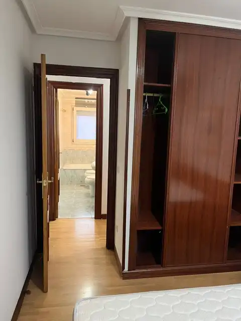 Badezimmer von Wohnungen zur Miete in Oviedo  mit Heizung, Parkett und Möbliert