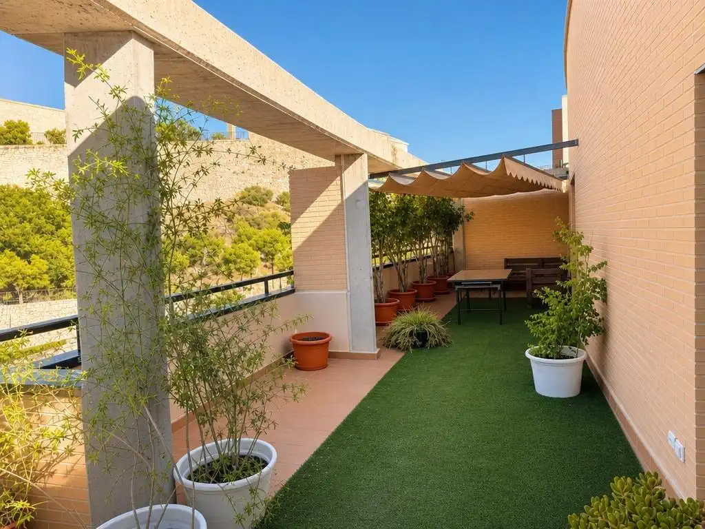 Terrasse von Dachboden zur Miete in Alicante / Alacant mit Terrasse, Abstellraum und Möbliert