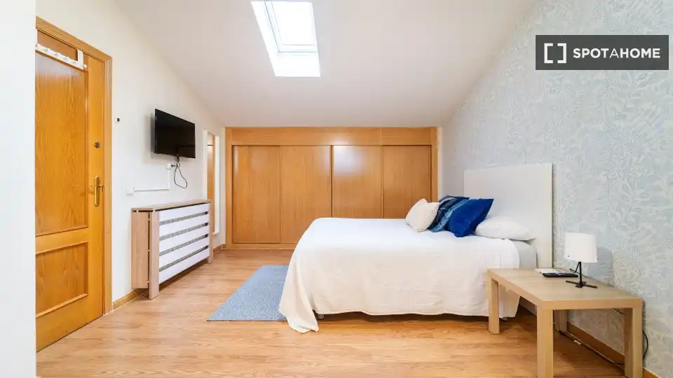 Bedroom of Flat for share in Sevilla la Nueva  with Air Conditioner, Heating and Furnished