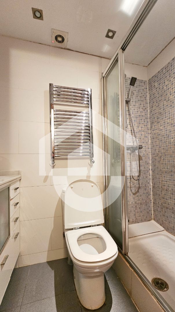 Bathroom of Flat for sale in  Barcelona Capital  with Heating and Balcony