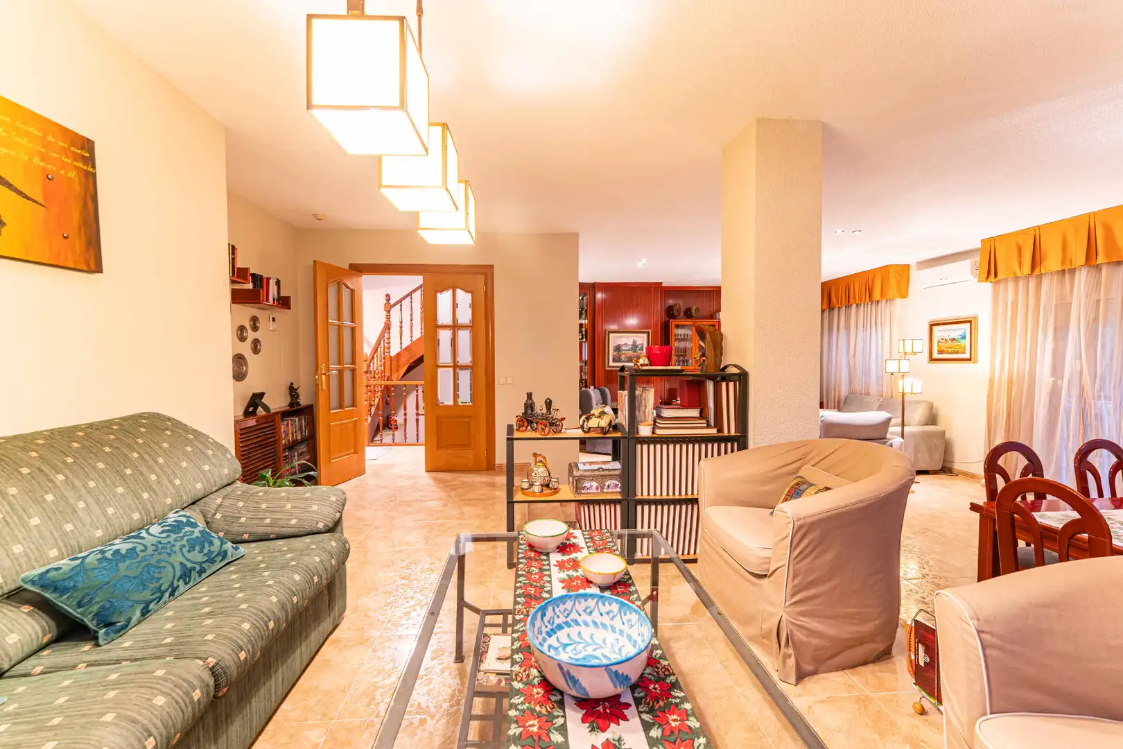 Sala d'estar de Casa o xalet en venda en Arroyomolinos (Madrid) amb Aire condicionat, Calefacció i Jardí privat