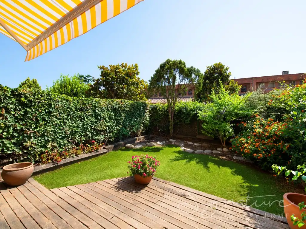 Jardí de Casa adosada en venda en Sant Cugat del Vallès amb Terrassa