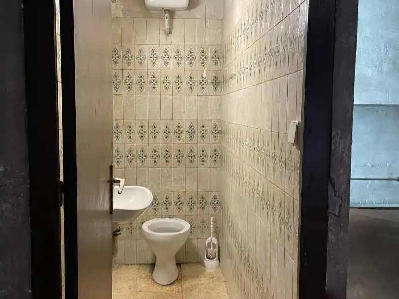 Bany de Garatge de lloguer en Barcelona amb Alarma
