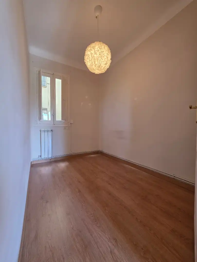 Schlafzimmer von Wohnung zur Miete in Madrid mit Heizung, Parkett und Balkon