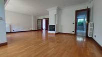 Sala d'estar de Casa o xalet en venda en  Logroño amb Calefacció, Jardí privat i Parquet
