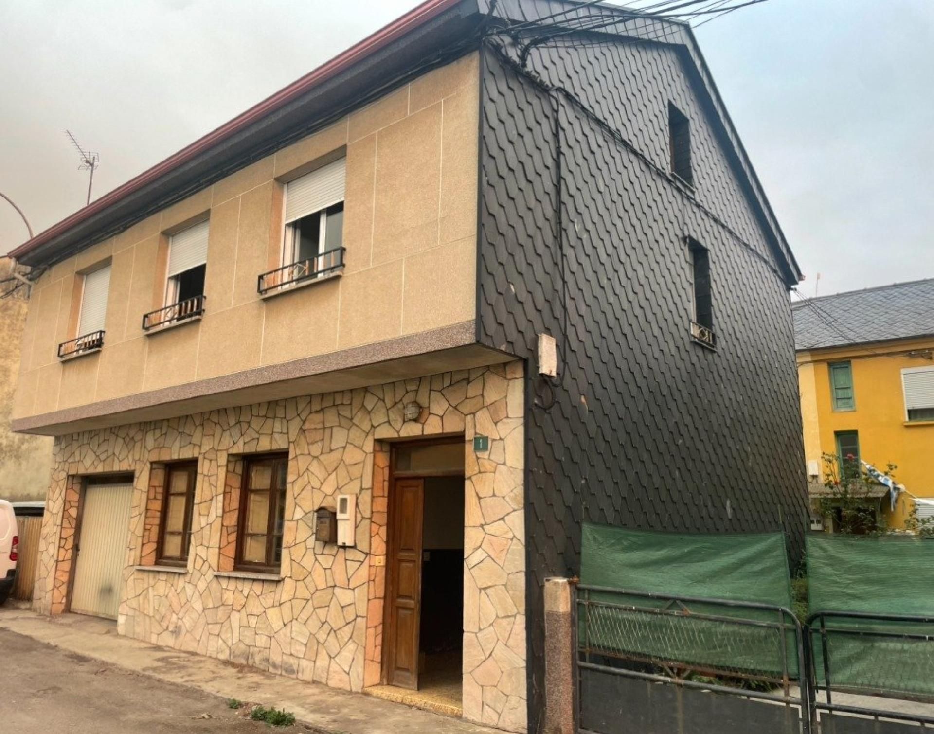 Vista exterior de Casa o xalet en venda en Priaranza del Bierzo amb Calefacció