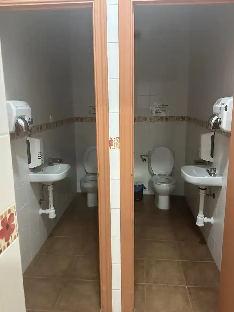 Bany de Local de lloguer en Huelva amb Aire condicionat