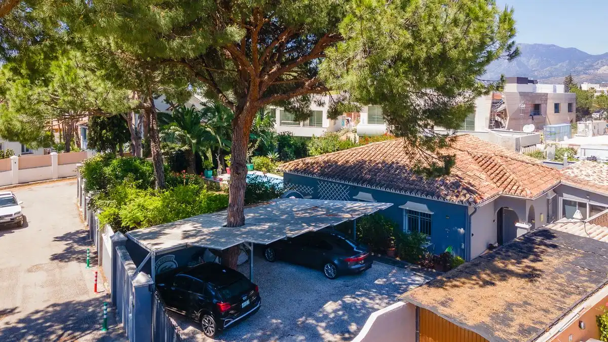 Aparcament de Casa o xalet en venda en Marbella amb Aire condicionat, Calefacció i Jardí privat