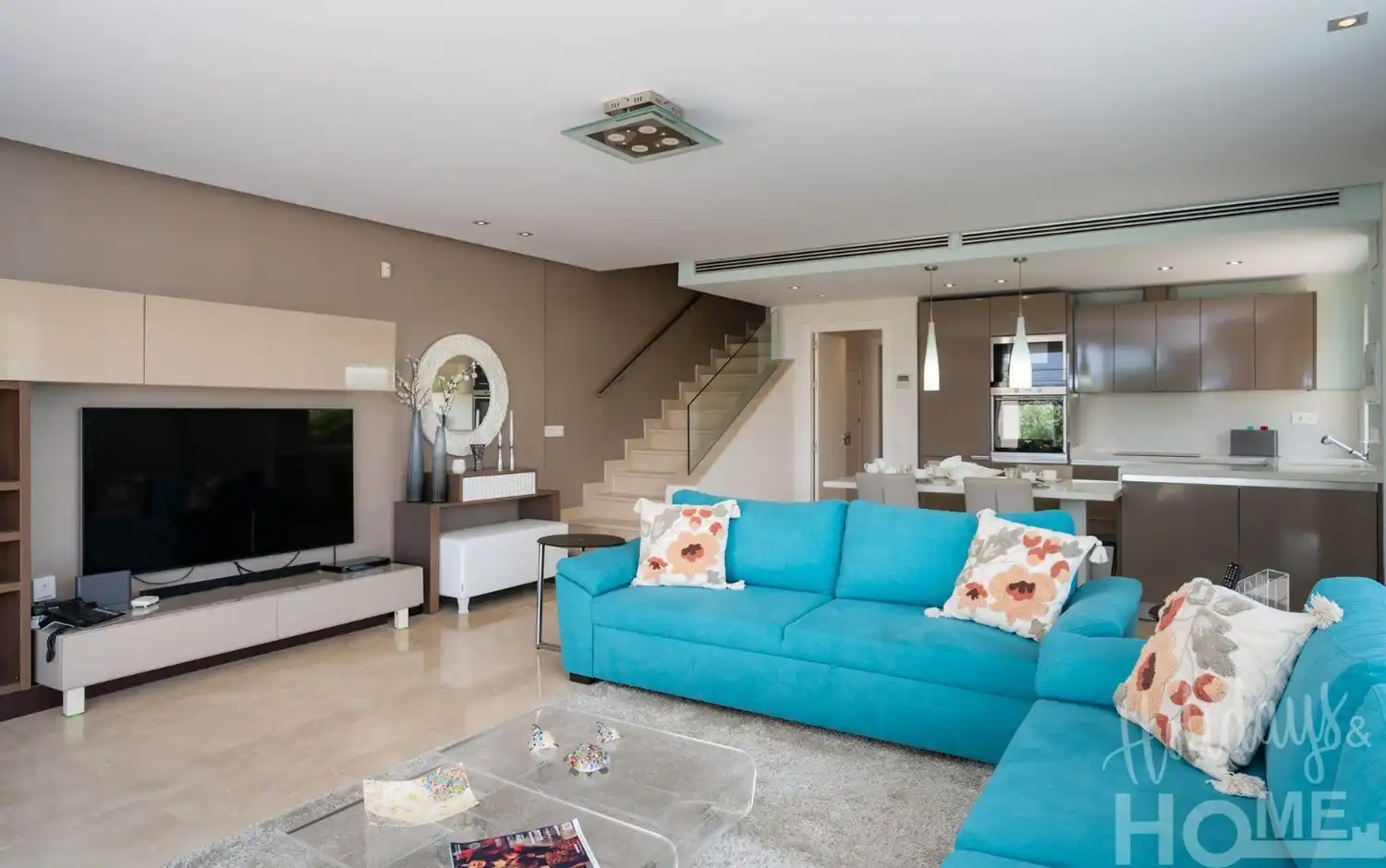 Sala d'estar de Pis de lloguer en Marbella amb Aire condicionat, Jardí privat i Terrassa
