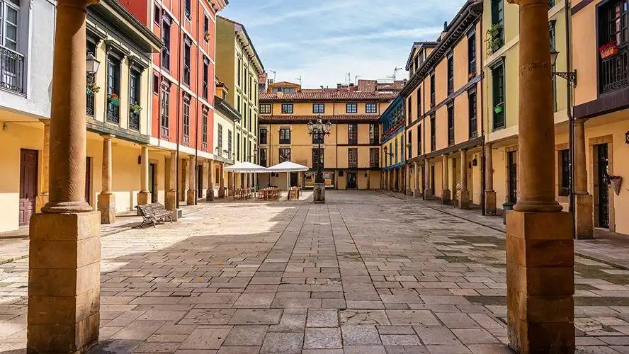 Vista exterior de Piso en venta en Oviedo  con Calefacción y Trastero