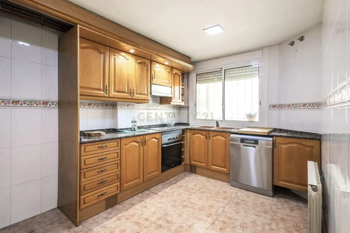 Cuina de Apartament en venda en Sant Vicenç Dels Horts amb Aire condicionat i Balcó