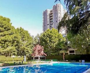 Swimming pool of Flat for sale in  Madrid Capital  with Air Conditioner, Heating and Private garden
