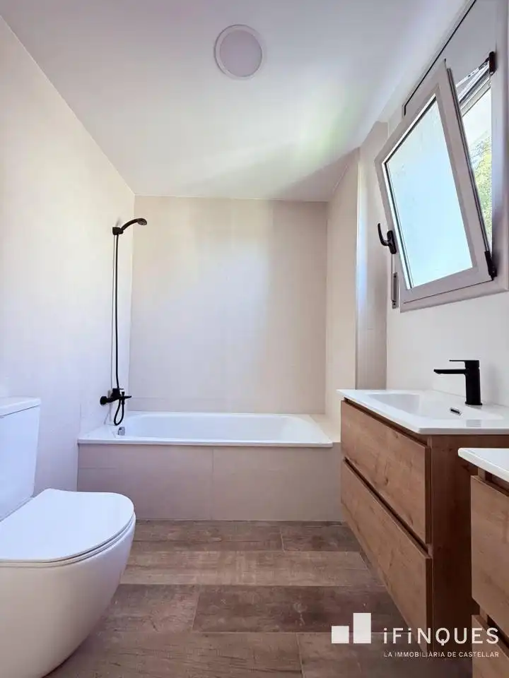Bathroom of Houses for rent in Castellar del Vallès  with Air Conditioner, Heating and Private garden