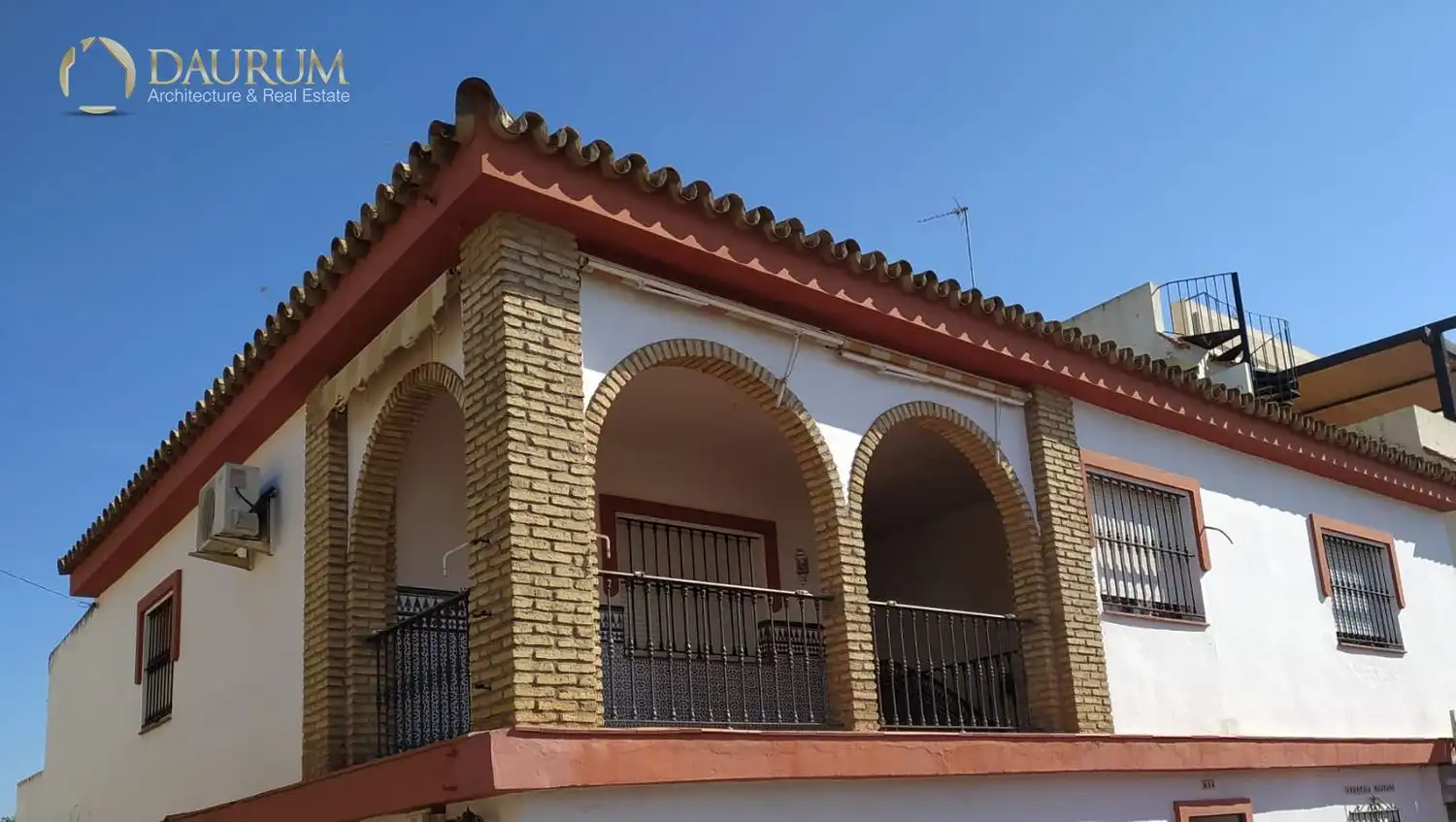 Vista exterior de Casa o xalet en venda en Tomares amb Aire condicionat, Terrassa i Traster