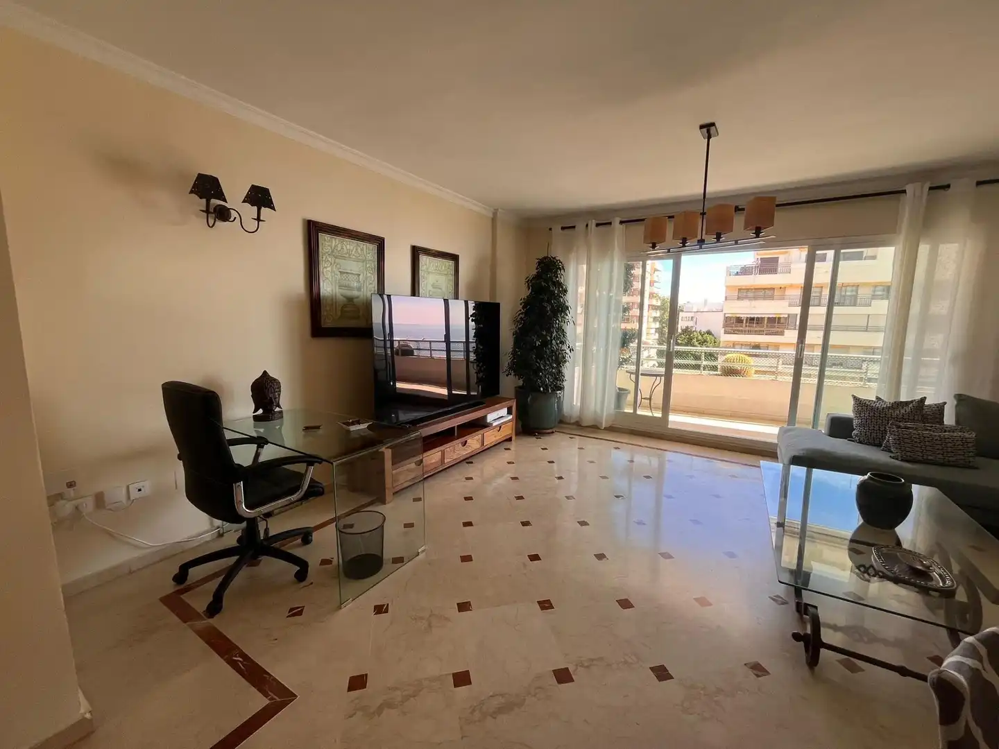 Wohnzimmer von Wohnungen zur Miete in Marbella mit Klimaanlage, Heizung und Terrasse