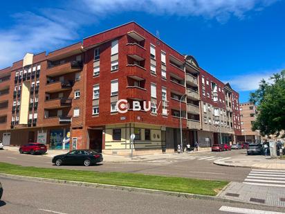 Vista exterior de Àtic en venda en León Capital  amb Calefacció, Terrassa i Traster
