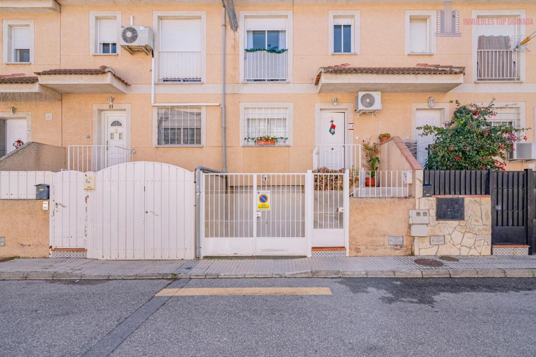 Vista exterior de Casa o xalet en venda en Las Gabias amb Traster i Piscina comunitària