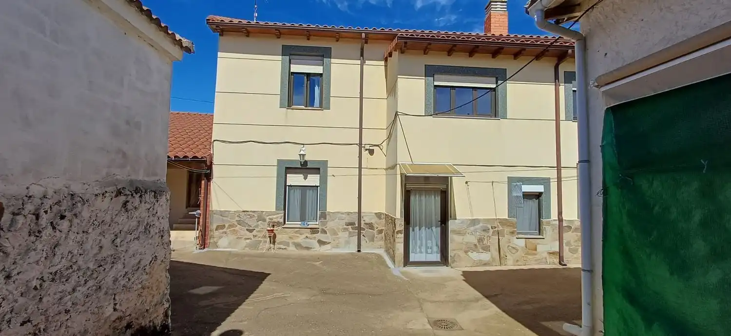 Vista exterior de Casa o xalet en venda en Valderrey amb Calefacció, Terrassa i Traster