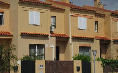 Vista exterior de Casa adosada de lloguer en El Puerto de Santa María amb Terrassa i Balcó