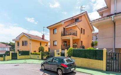 Vista exterior de Casa o xalet en venda en Avilés amb Calefacció, Jardí privat i Terrassa