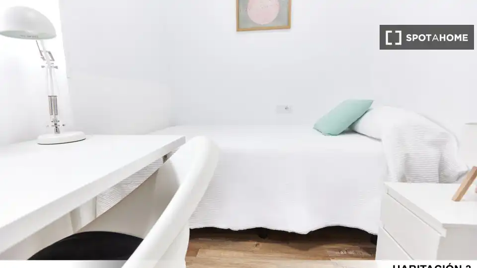 Bedroom of Flat for share in Sevilla  with Air Conditioner, Heating and Furnished