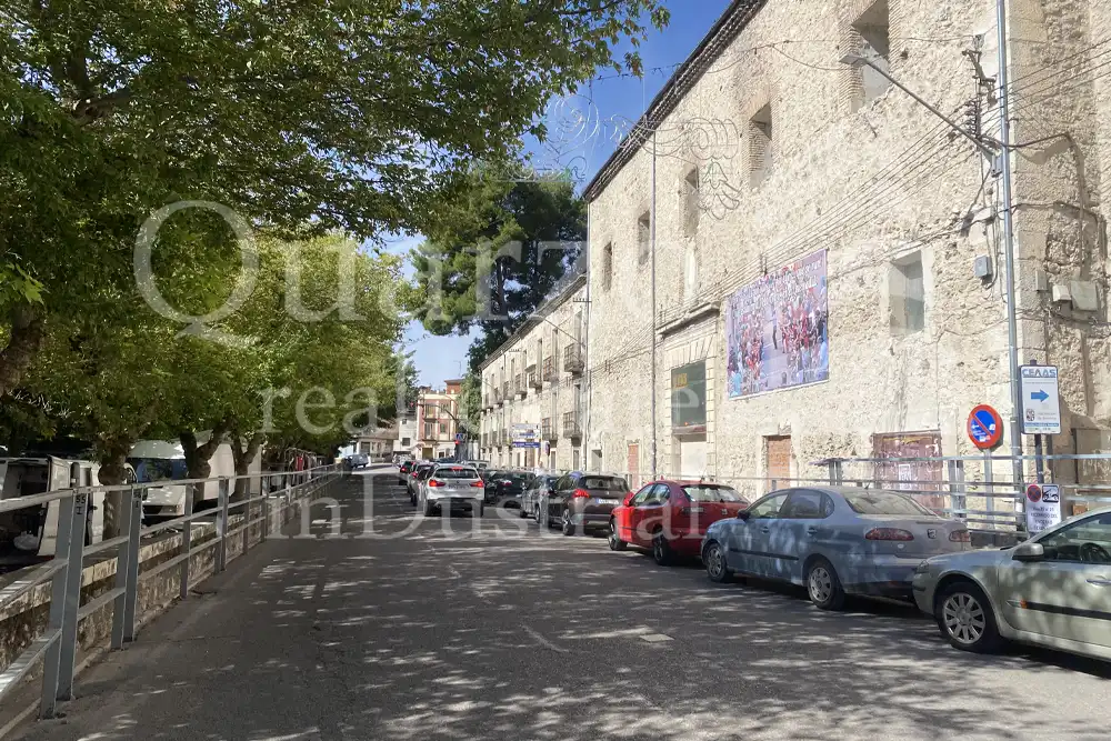 Vista exterior de Edificio en venta en Cuéllar