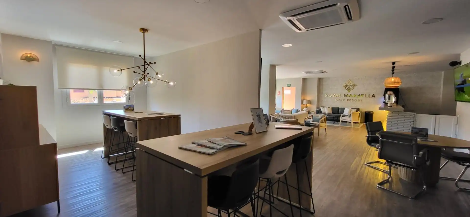 Sala d'estar de Apartament en venda en Benahavís amb Aire condicionat, Calefacció i Jardí privat