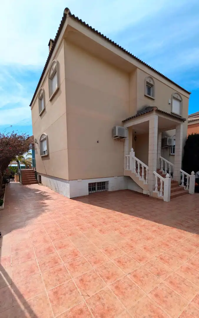 Vista exterior de Casa o xalet en venda en Elche / Elx amb Aire condicionat, Calefacció i Jardí privat