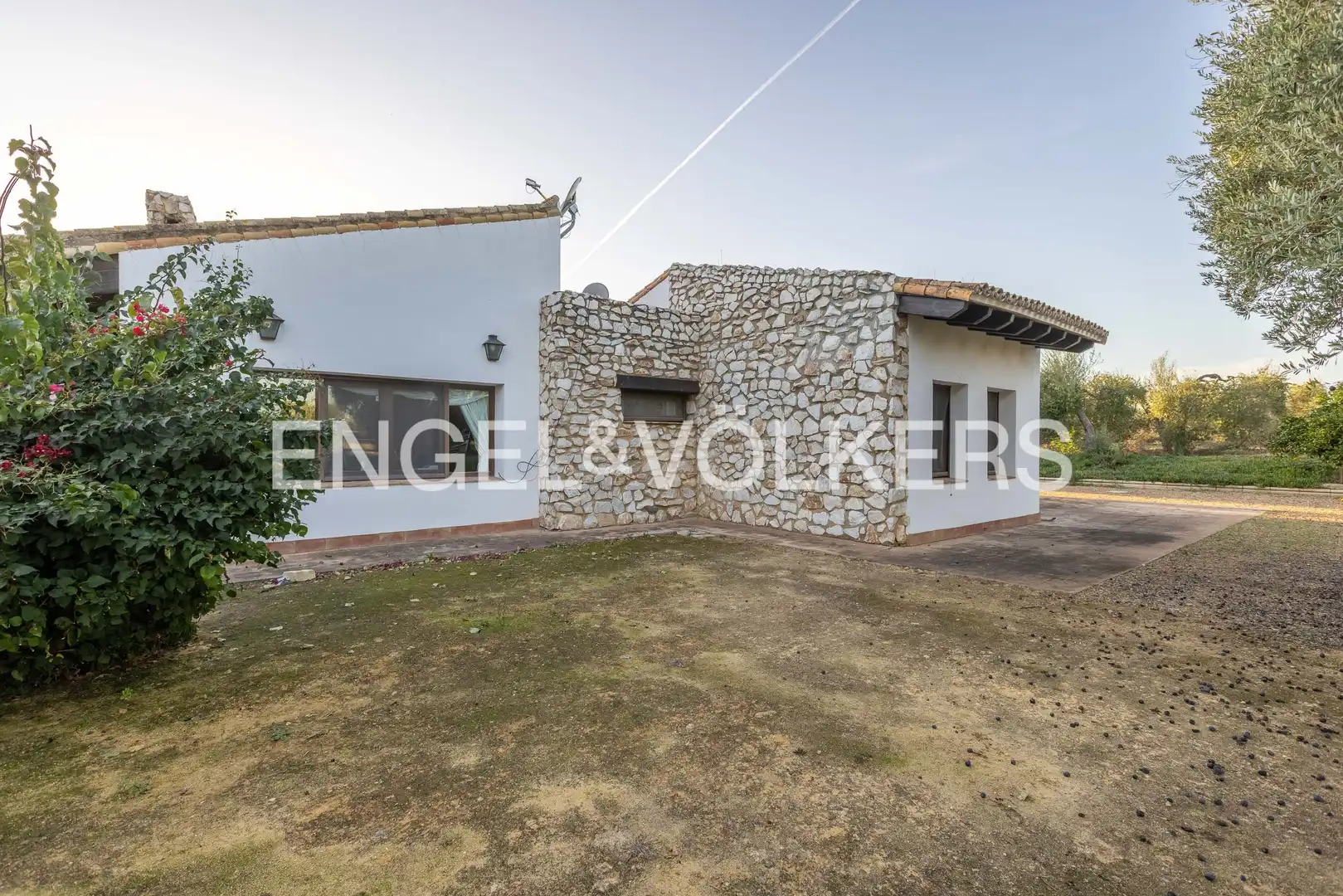 Vista exterior de Finca rústica de alquiler en La Puebla del Río con Aire acondicionado, Calefacción y Jardín privado