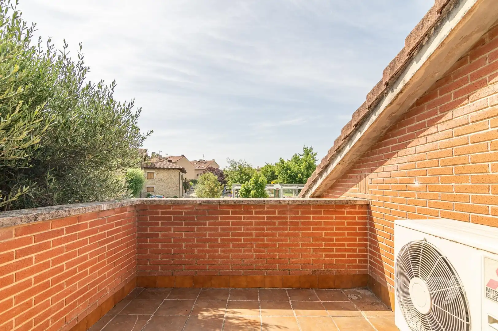 Terrasse von Einfamilien-Reihenhaus zum Verkauf in Valle de Egüés / Eguesibar mit Klimaanlage, Heizung und Privatgarten