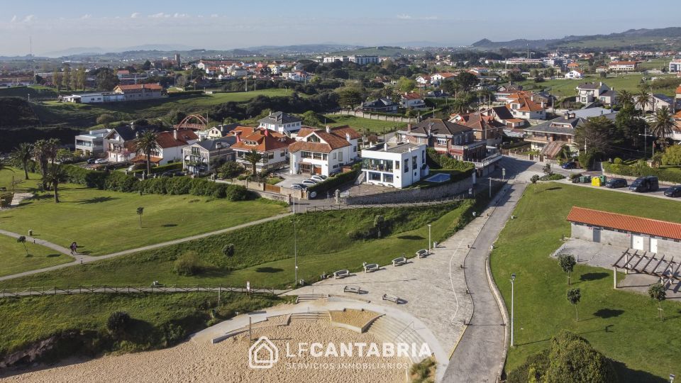 Vista exterior de Casa o xalet en venda en Santa Cruz de Bezana amb Calefacció, Jardí privat i Piscina