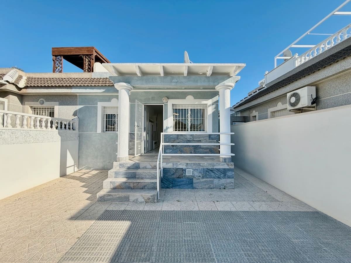 Vista exterior de Casa adosada en venta en Torrevieja con Aire acondicionado, Jardín privado y Terraza