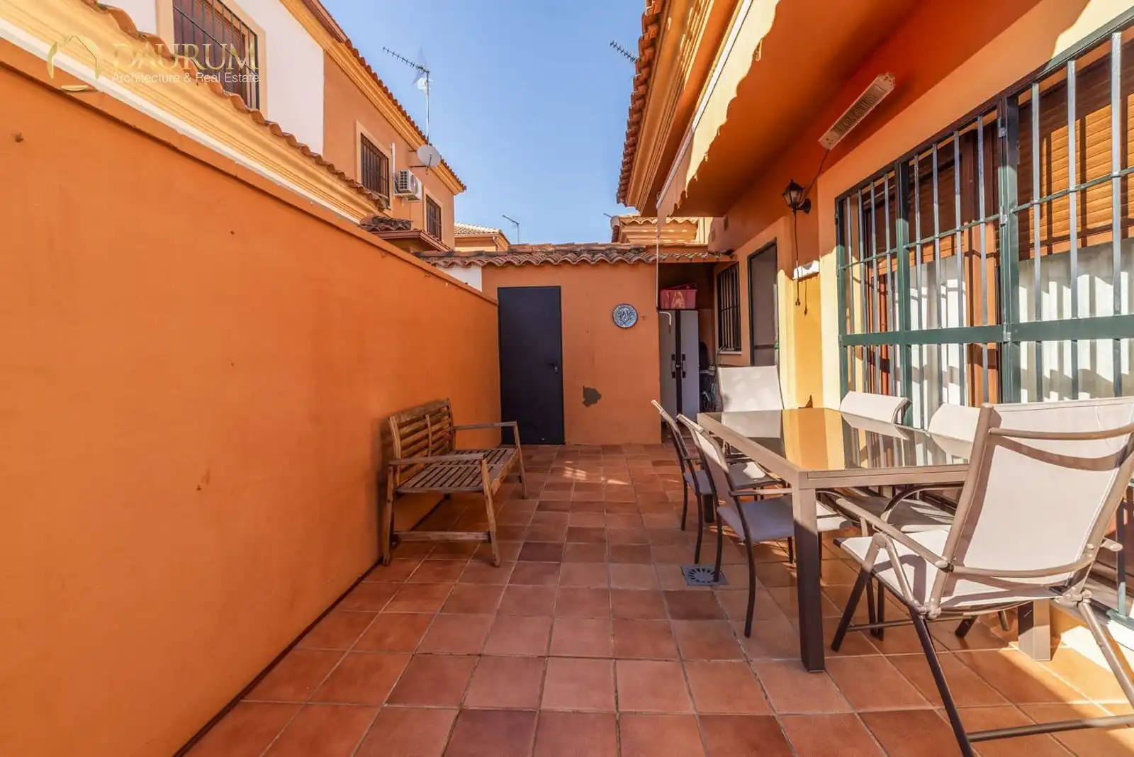 Terrassa de Casa adosada en venda en La Rinconada amb Aire condicionat, Calefacció i Jardí privat