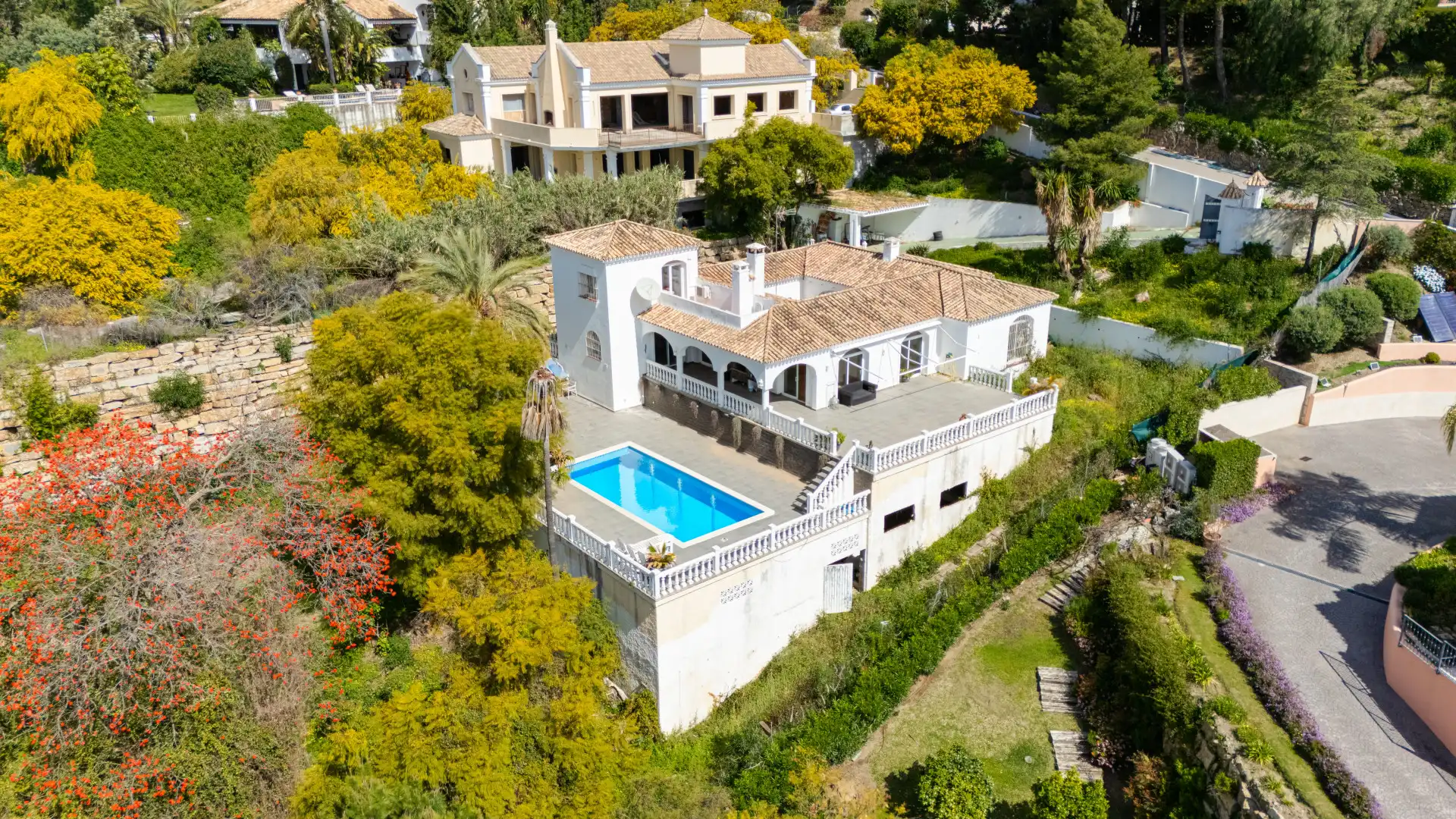 Vista exterior de Casa o xalet en venda en Benahavís amb Jardí privat, Terrassa i Piscina
